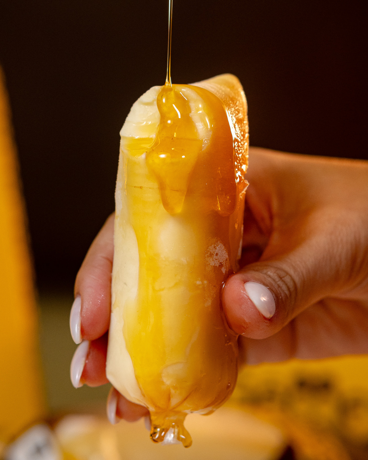 Geladinho cremoso com calda de caramelo