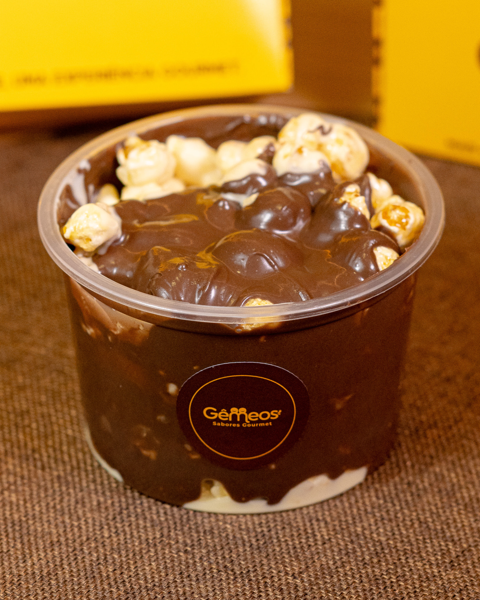 Balde de pipoca gourmet com cobertura de chocolate