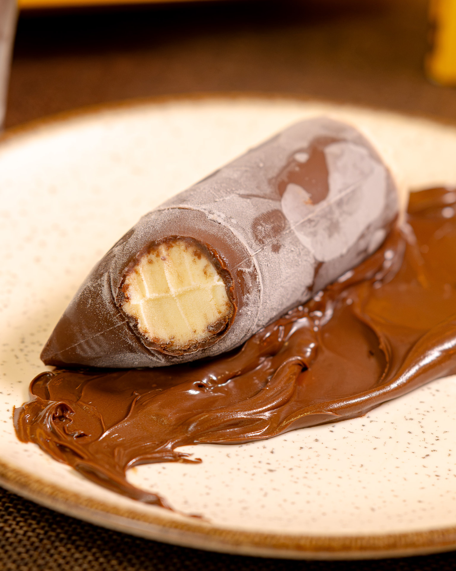 Geladinho de chocolate cortado mostrando o recheio