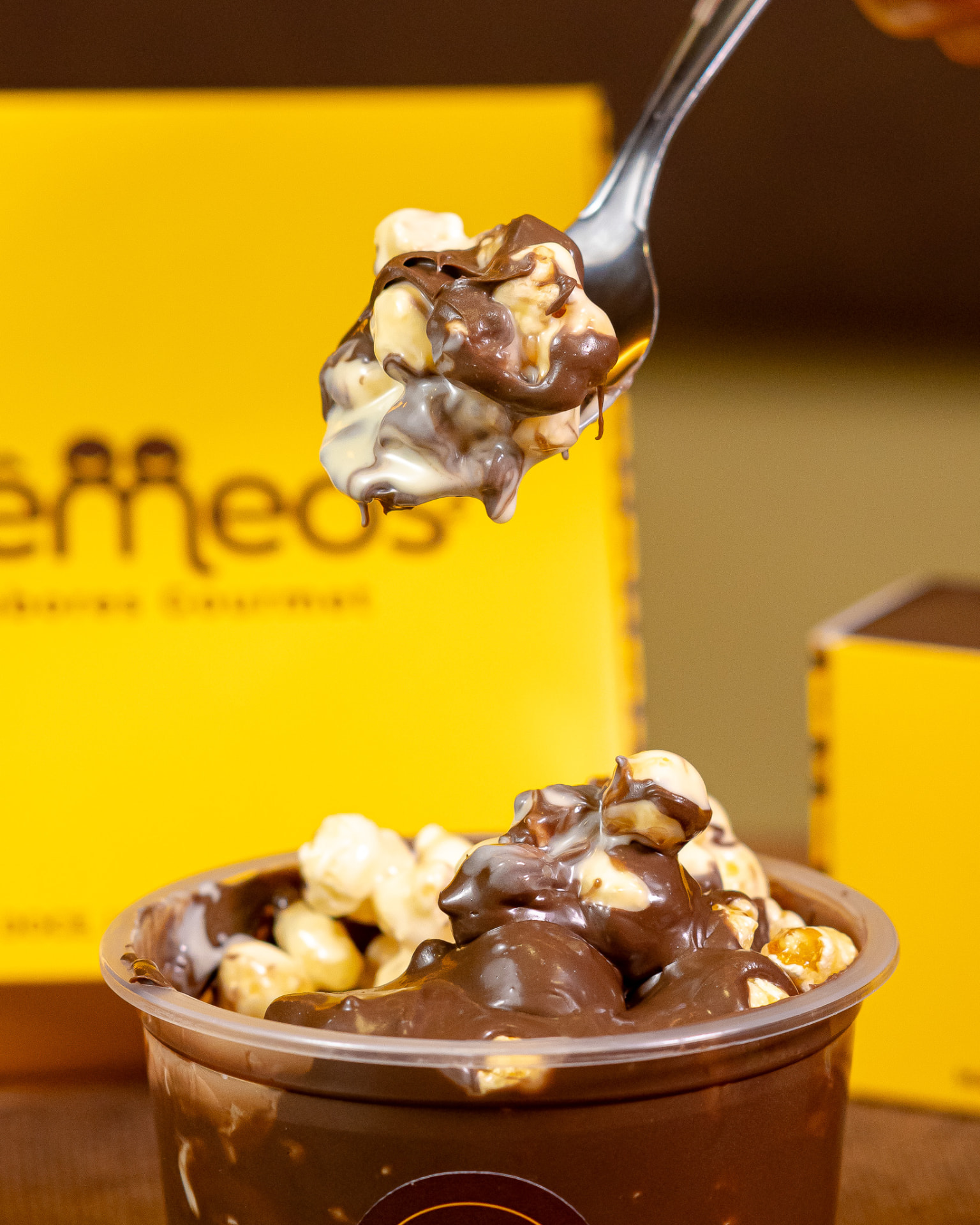 Pipoca gourmet com chocolate derretido