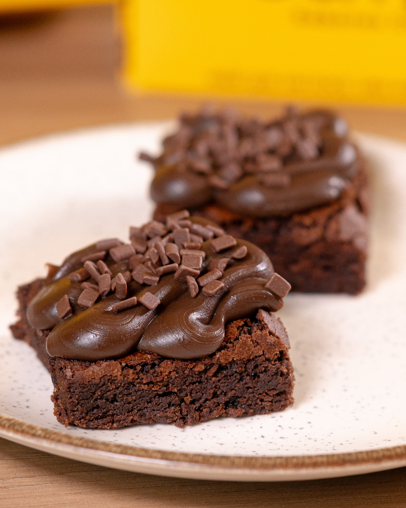Dois brownies com cobertura de brigadeiro