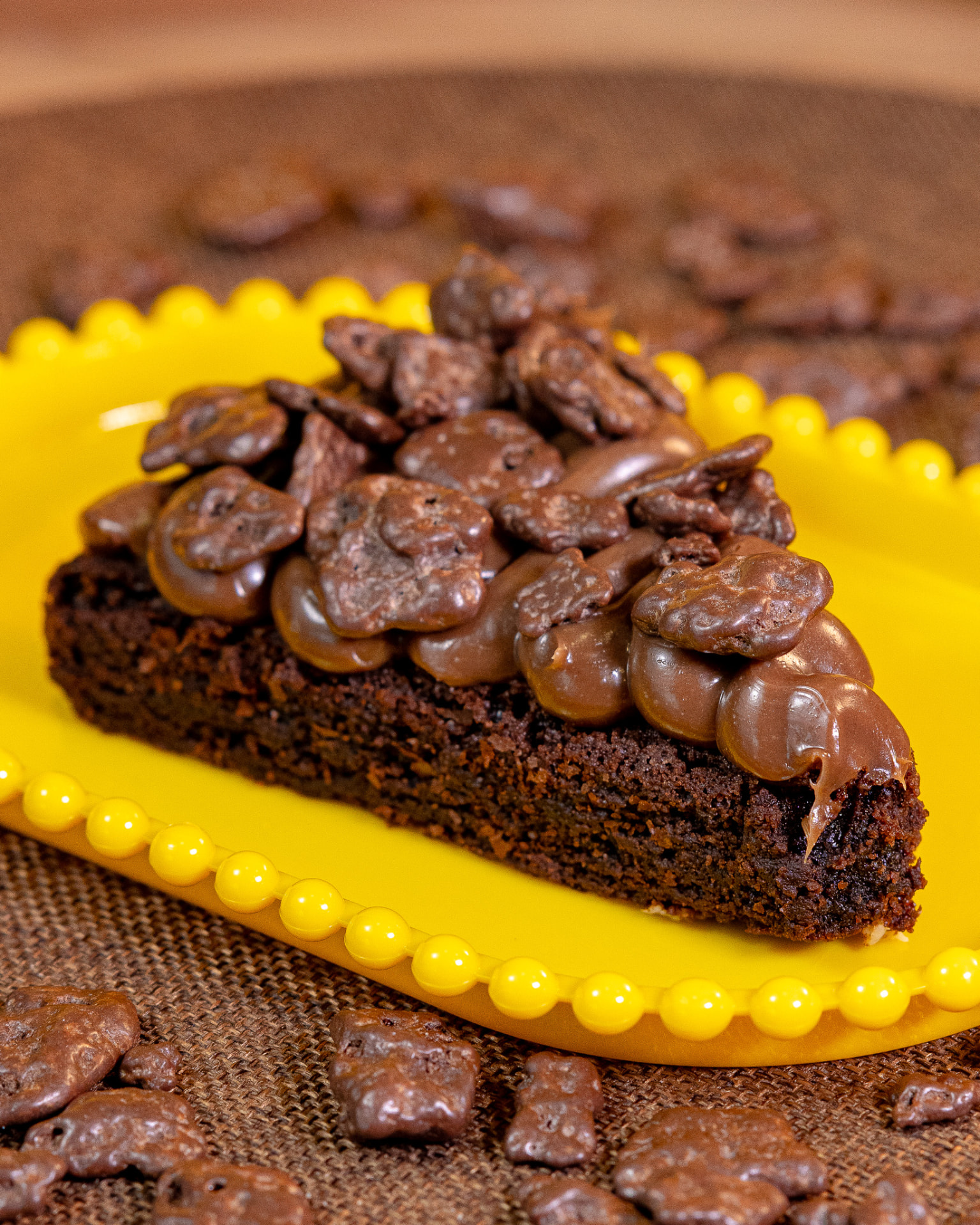 Fatia de brownie com cobertura crocante
